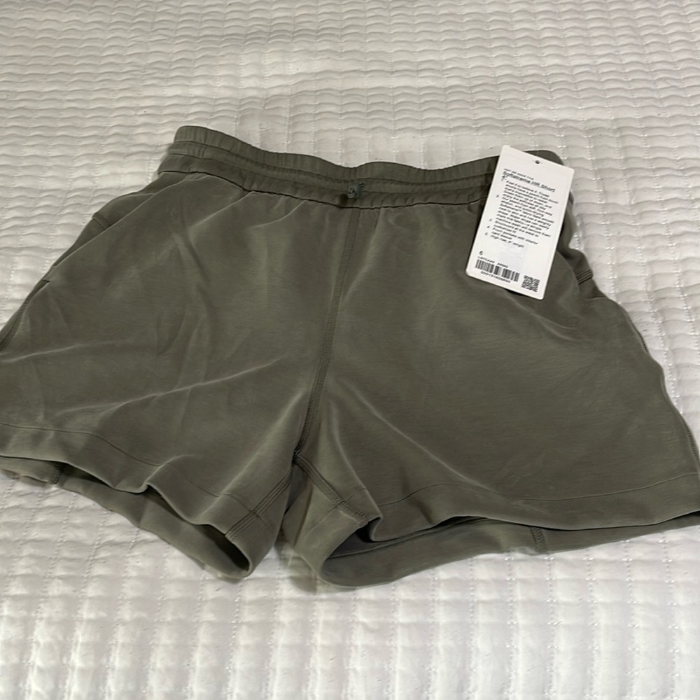 Lululemon Softstreme HR Shorts size 6 (make an offer :)